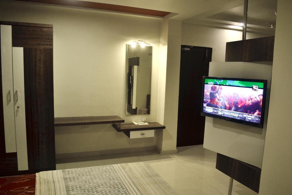 Hotel Sapphire Junagadh Bagian luar foto