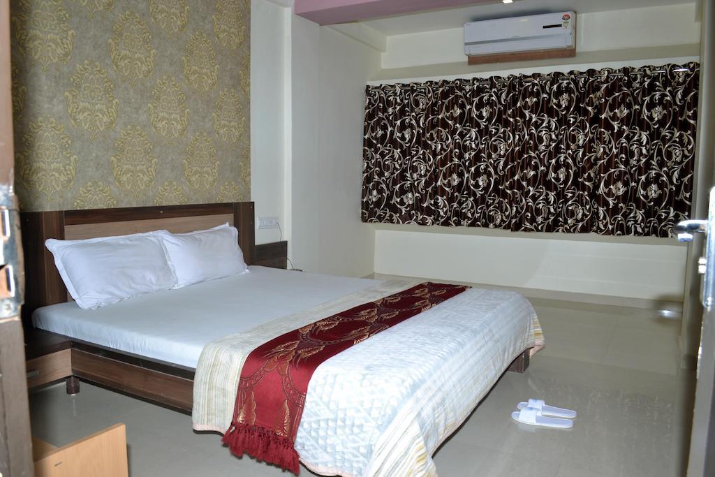 Hotel Sapphire Junagadh Bagian luar foto
