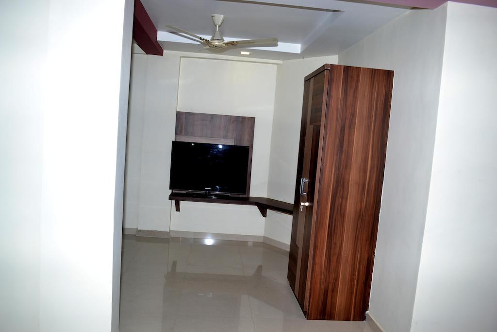 Hotel Sapphire Junagadh Bagian luar foto