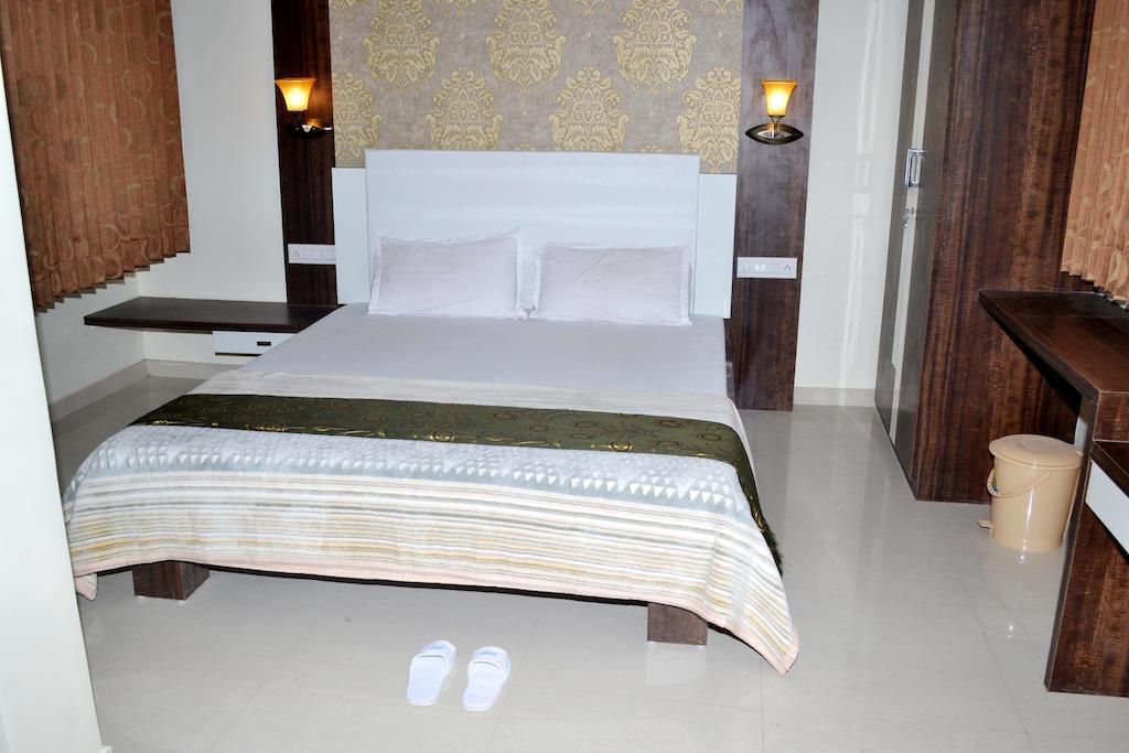 Hotel Sapphire Junagadh Bagian luar foto