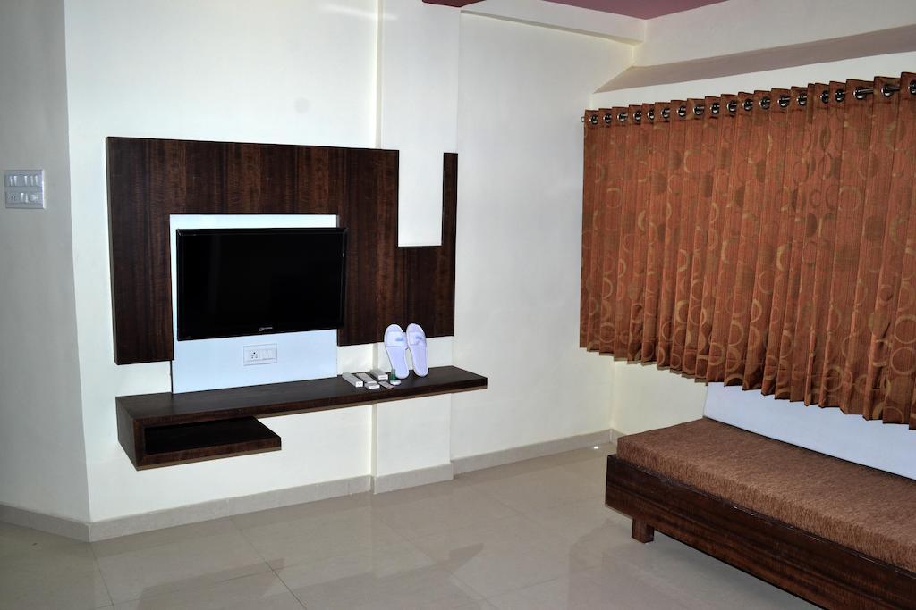Hotel Sapphire Junagadh Bagian luar foto