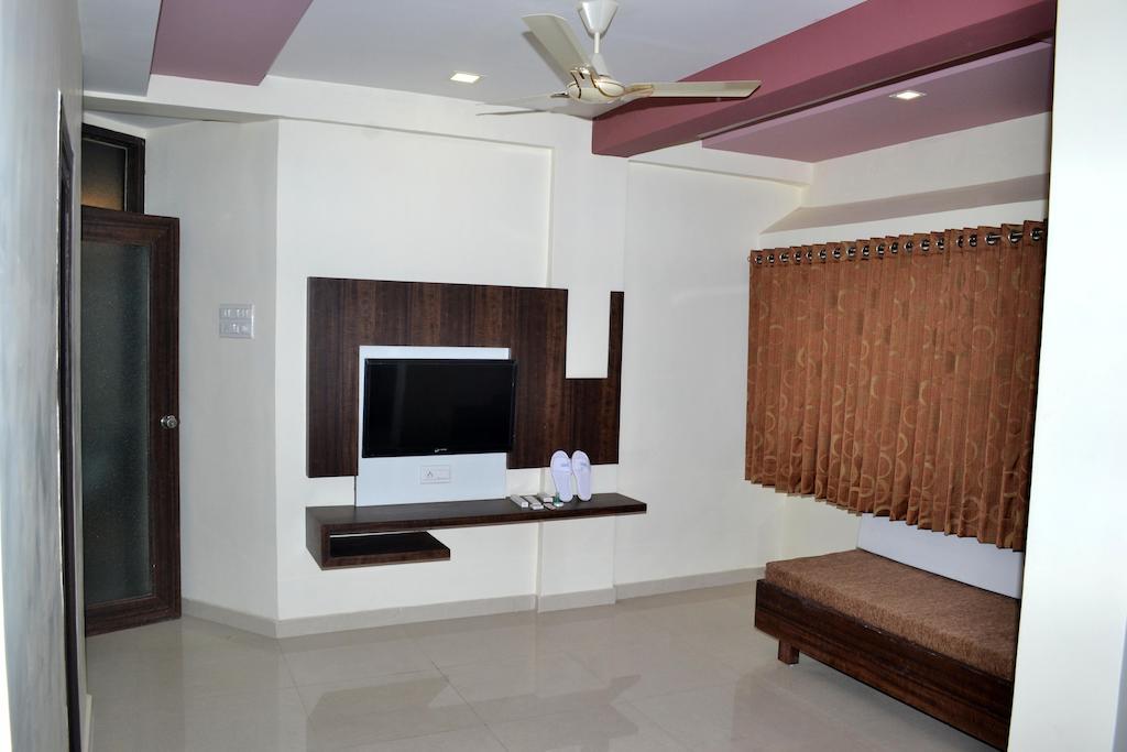 Hotel Sapphire Junagadh Bagian luar foto