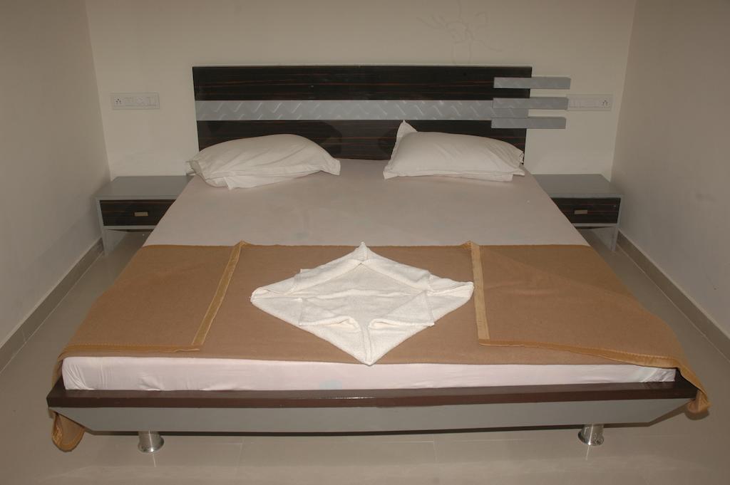 Hotel Sapphire Junagadh Ruang foto