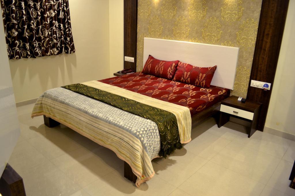 Hotel Sapphire Junagadh Ruang foto