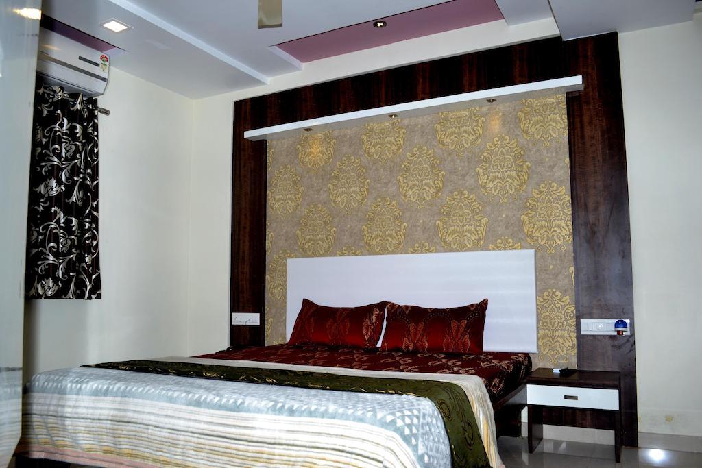 Hotel Sapphire Junagadh Bagian luar foto