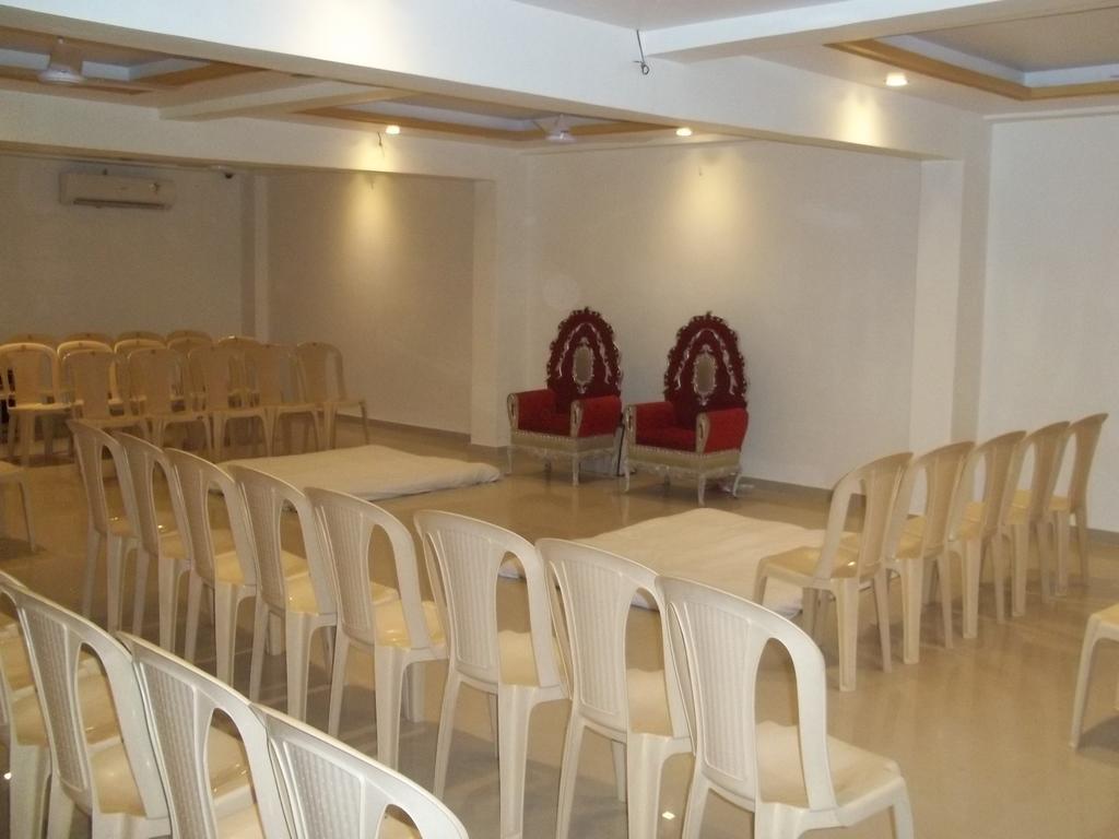 Hotel Sapphire Junagadh Bagian luar foto