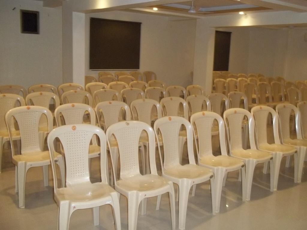 Hotel Sapphire Junagadh Bagian luar foto