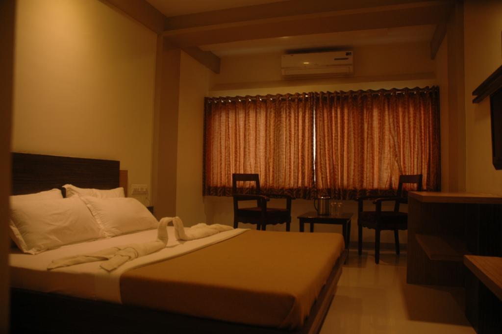 Hotel Sapphire Junagadh Bagian luar foto