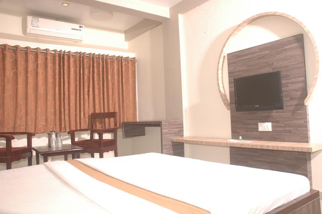 Hotel Sapphire Junagadh Bagian luar foto