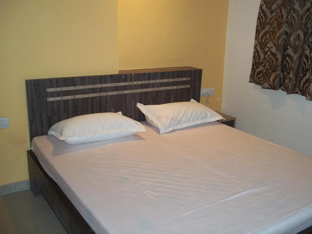 Hotel Sapphire Junagadh Bagian luar foto