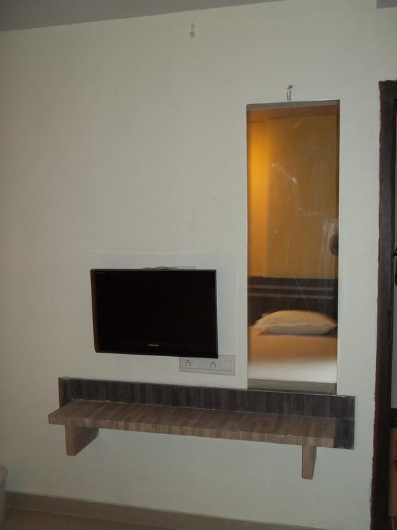 Hotel Sapphire Junagadh Bagian luar foto
