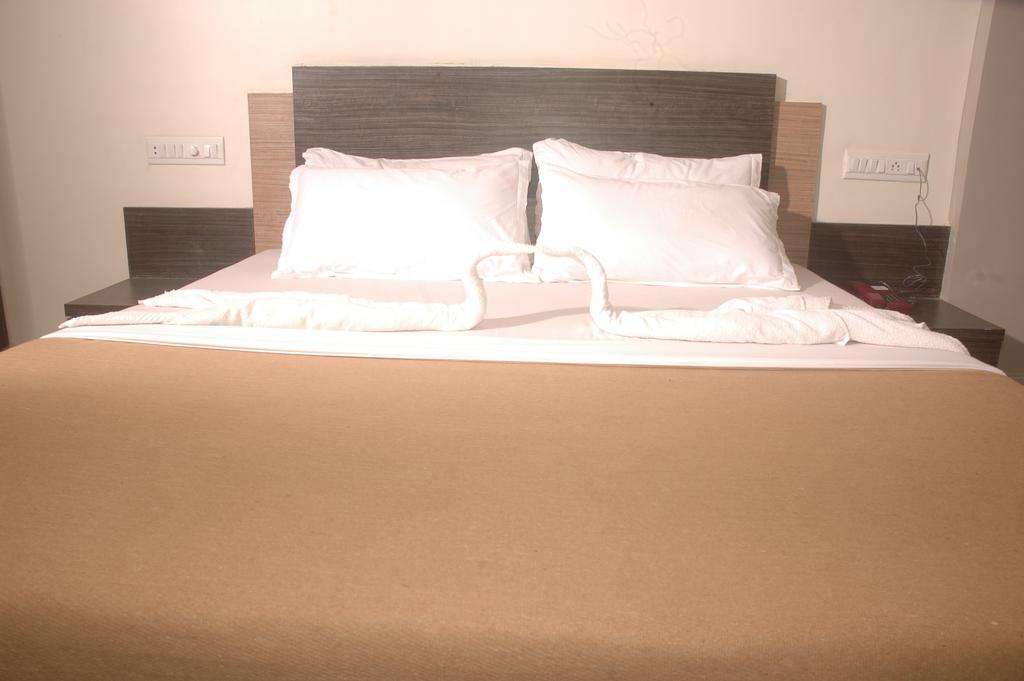 Hotel Sapphire Junagadh Bagian luar foto
