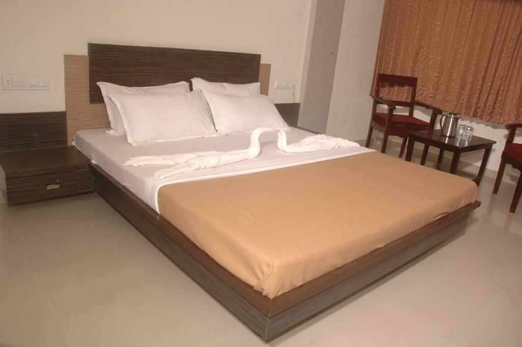 Hotel Sapphire Junagadh Bagian luar foto