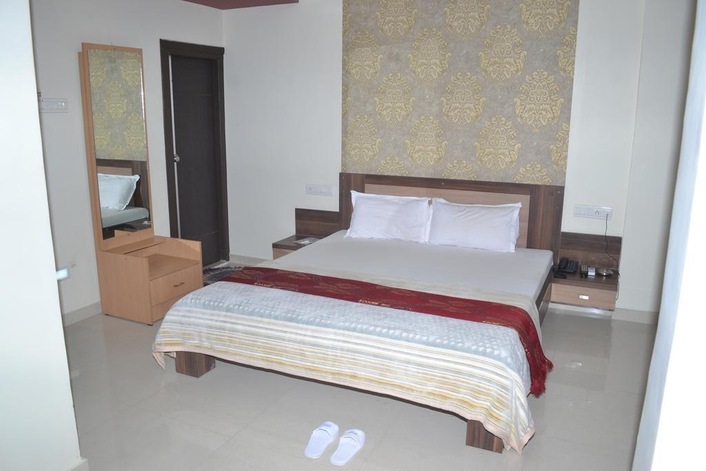 Hotel Sapphire Junagadh Bagian luar foto