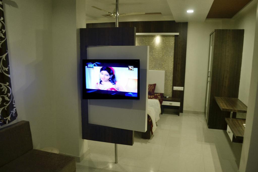 Hotel Sapphire Junagadh Bagian luar foto