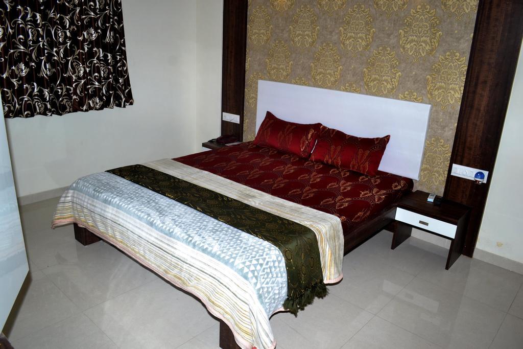 Hotel Sapphire Junagadh Bagian luar foto