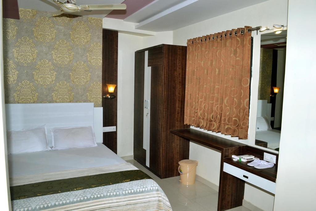 Hotel Sapphire Junagadh Bagian luar foto