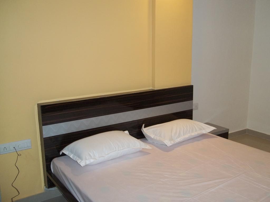 Hotel Sapphire Junagadh Bagian luar foto