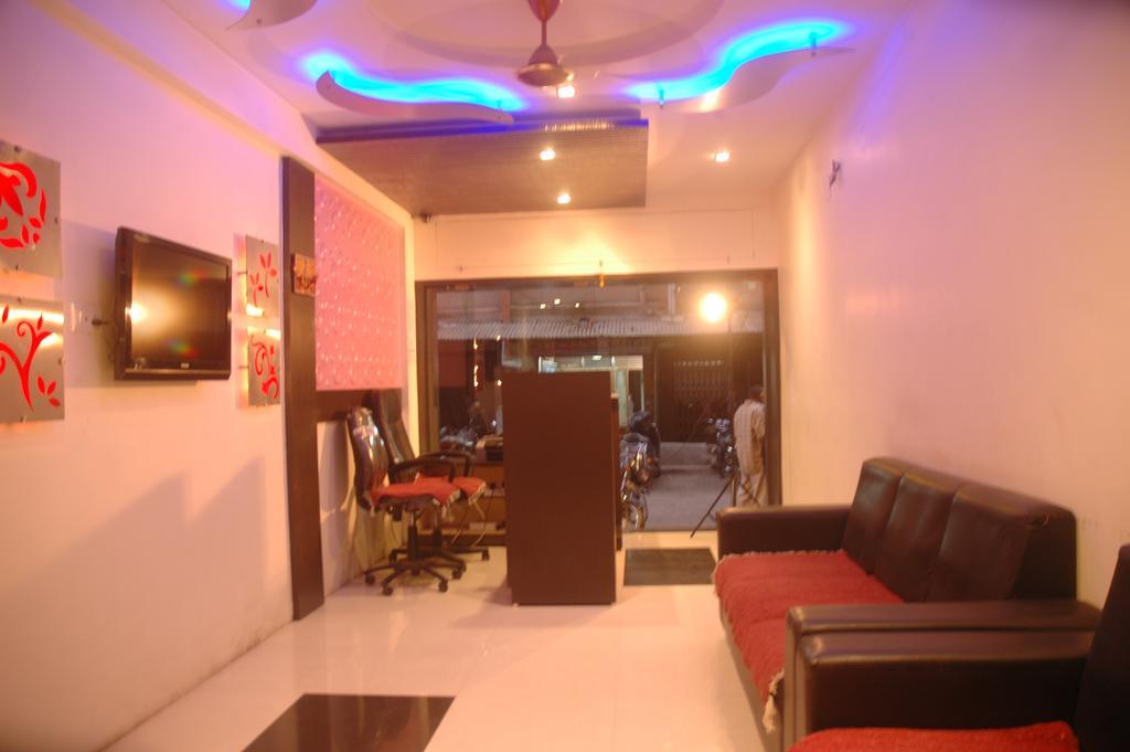 Hotel Sapphire Junagadh Bagian luar foto