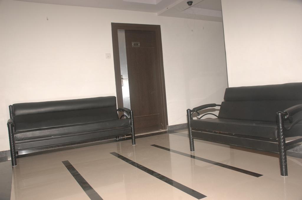 Hotel Sapphire Junagadh Bagian luar foto