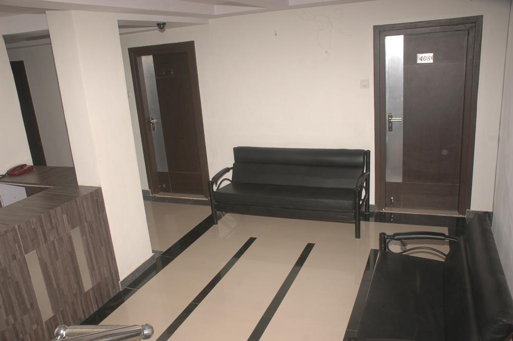 Hotel Sapphire Junagadh Bagian luar foto