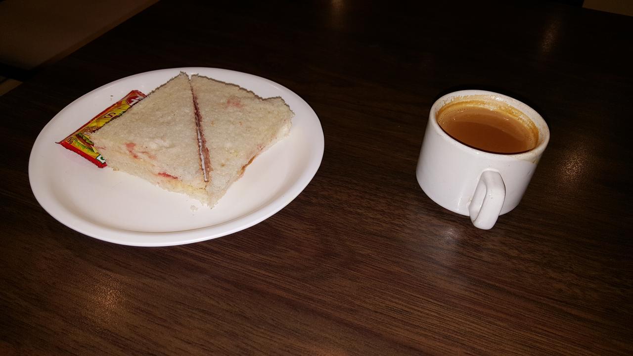 Hotel Sapphire Junagadh Bagian luar foto