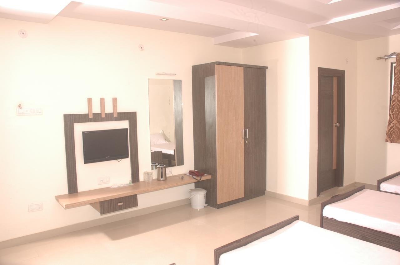 Hotel Sapphire Junagadh Bagian luar foto