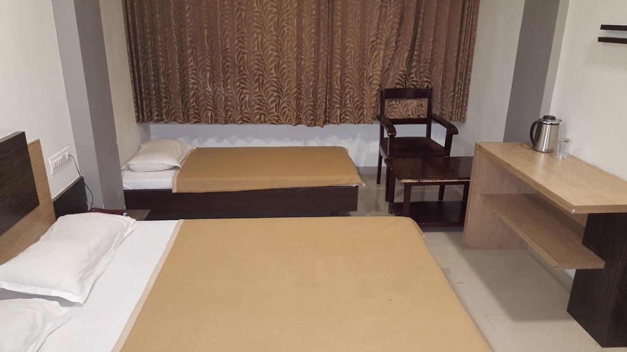 Hotel Sapphire Junagadh Bagian luar foto