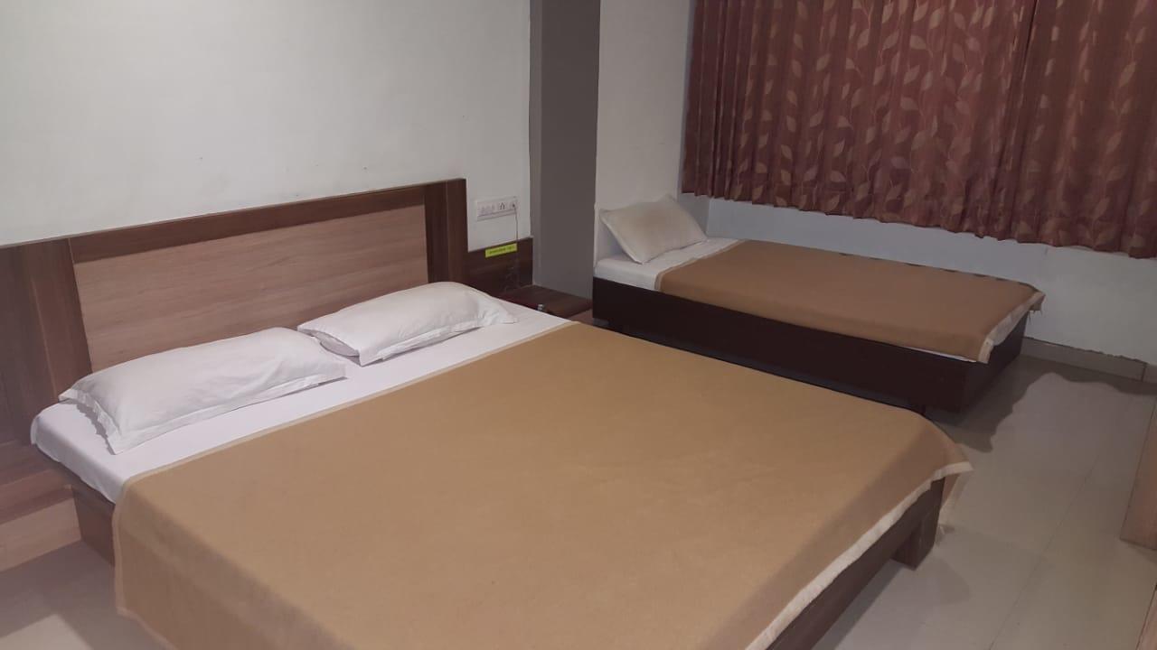 Hotel Sapphire Junagadh Bagian luar foto